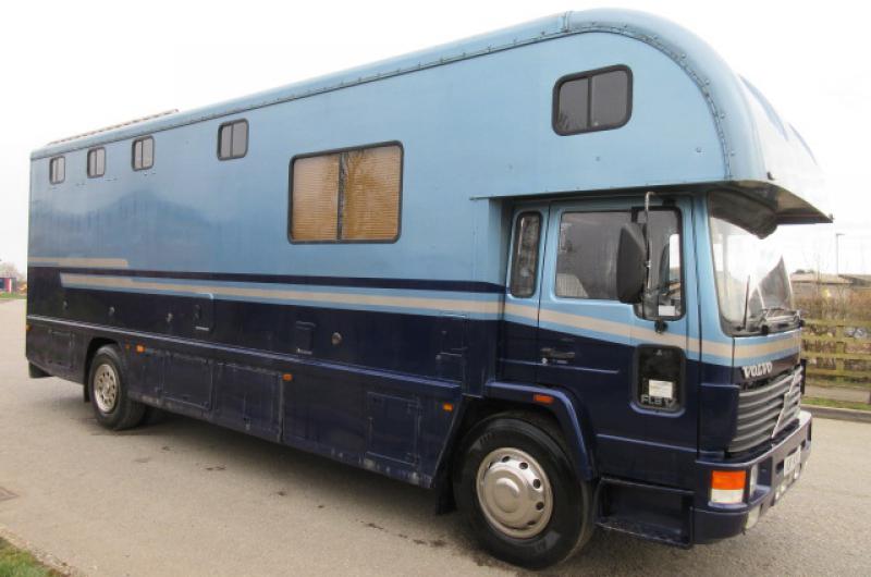15-345-1998 Volvo FL6 17 Ton Coach built by Moorhouse horseboxes. Stalled for 5 with smart spacious living.. Rear air suspension.. VERY SMART